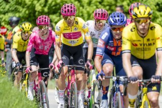 Le Français Alex Baudin (au centre, maillot jaune) devrait avoir de la peine à conserver sa première place au classement général samedi. KEYSTONE/JEAN-CHRISTOPHE BOTT